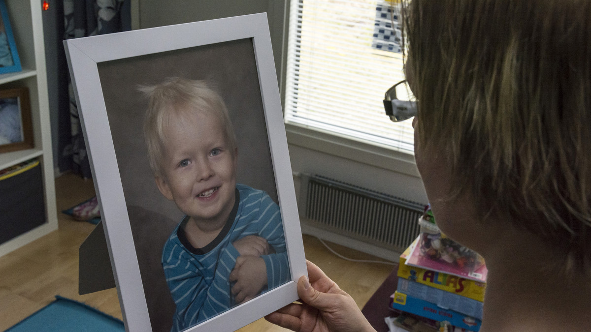 Äiti katselee lapsensa kuvaa.