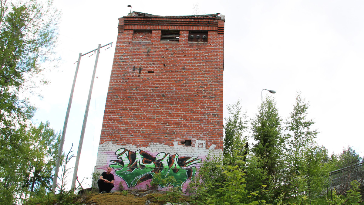 Ville Pääkkönen graffitinsa edessä.