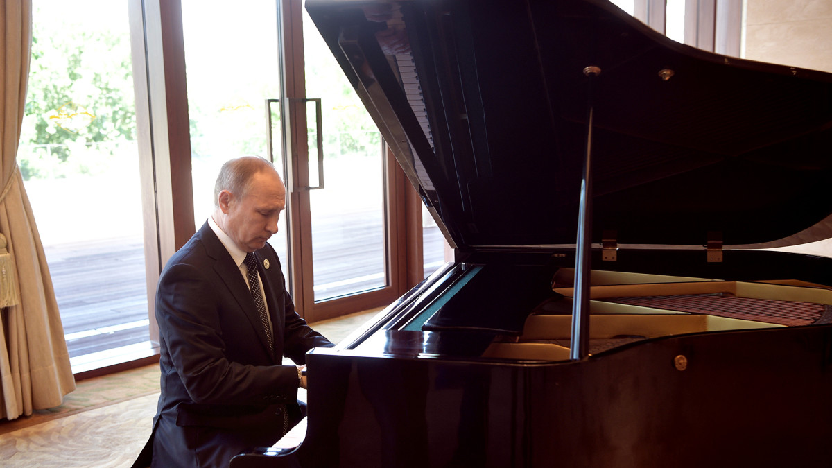 Venäjän presidentti Vladimir Putin soittaa flyygeliä ennen Kiinan presidentin tapaamista Pekingissä toukokuussa 2017.
