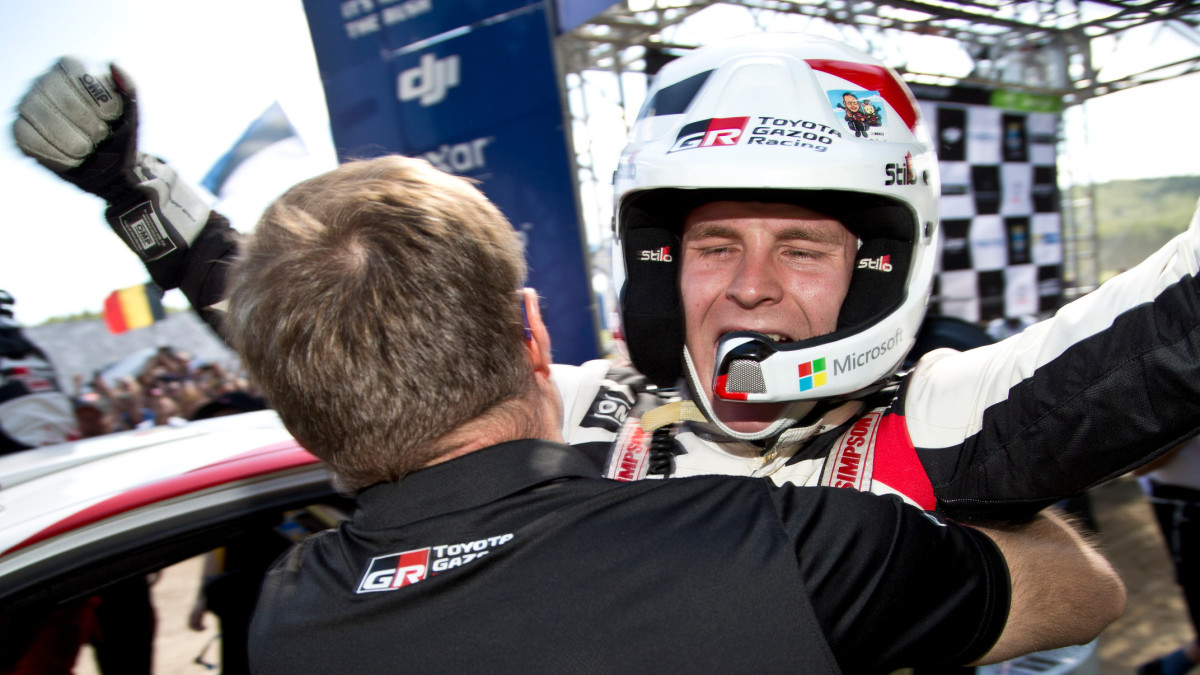 Esapekka Lappi ja Tommi Mäkinen riemuisissa tunnelmissa.