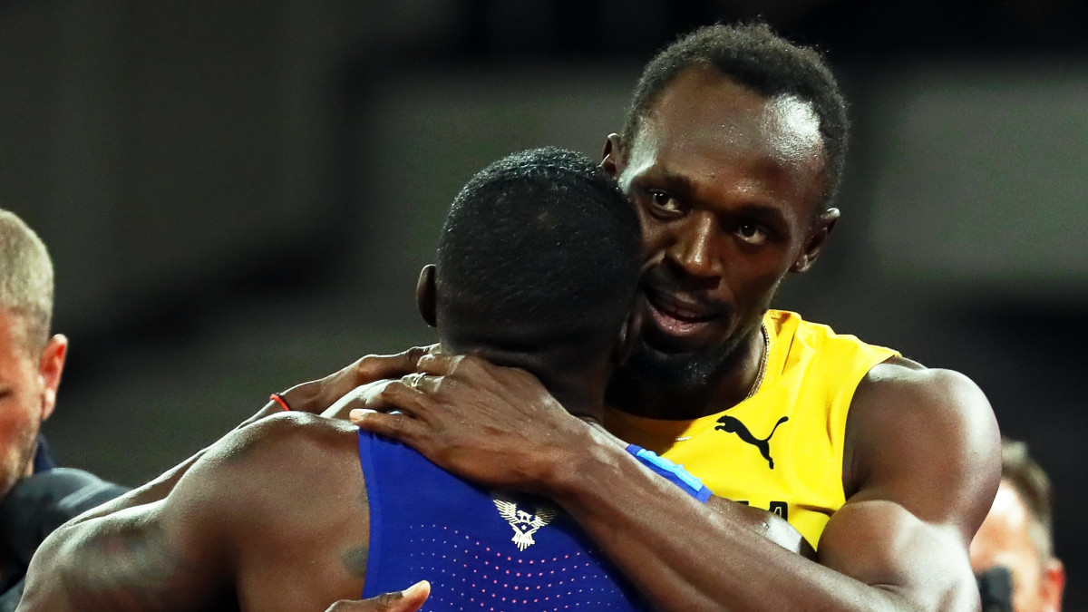 Usain Bolt onnittelee maailmanmestari Justin Gatlinia.