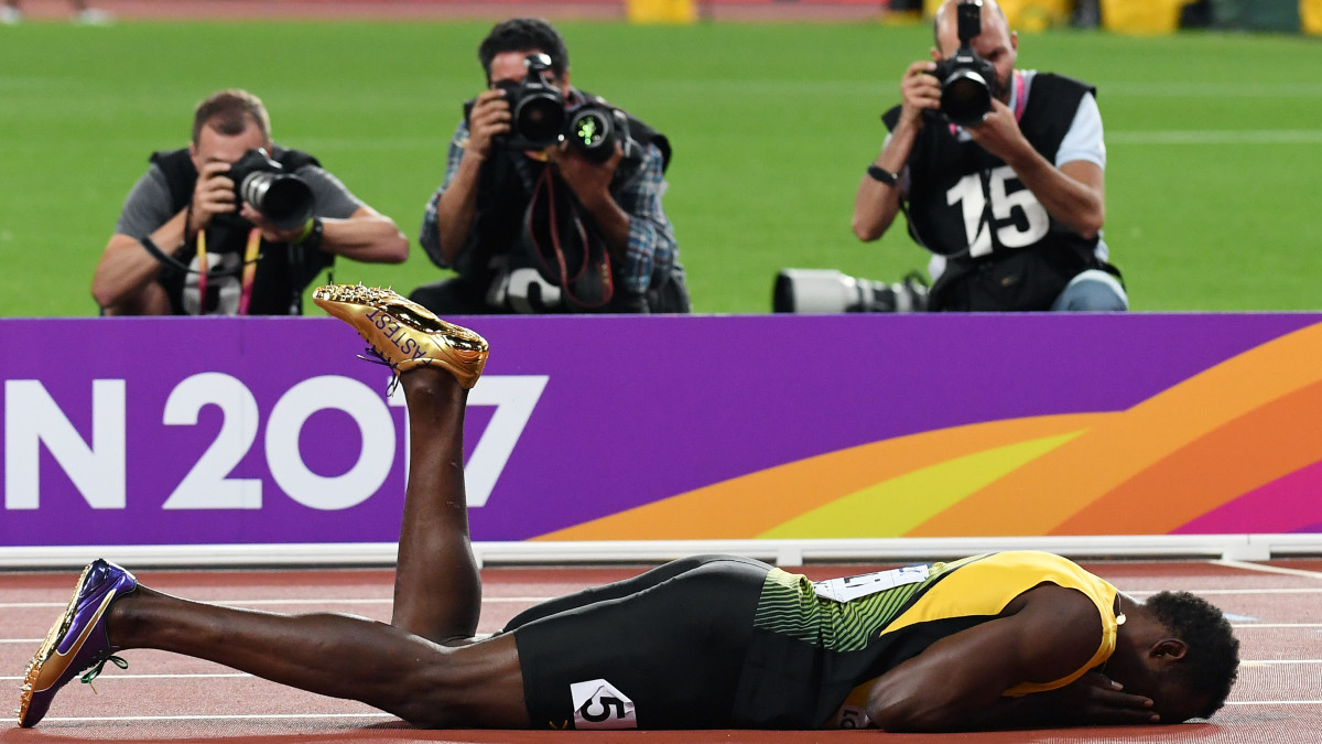 Usain Bolt makaa radan pinnassa Lontoon MM-kisoissa.