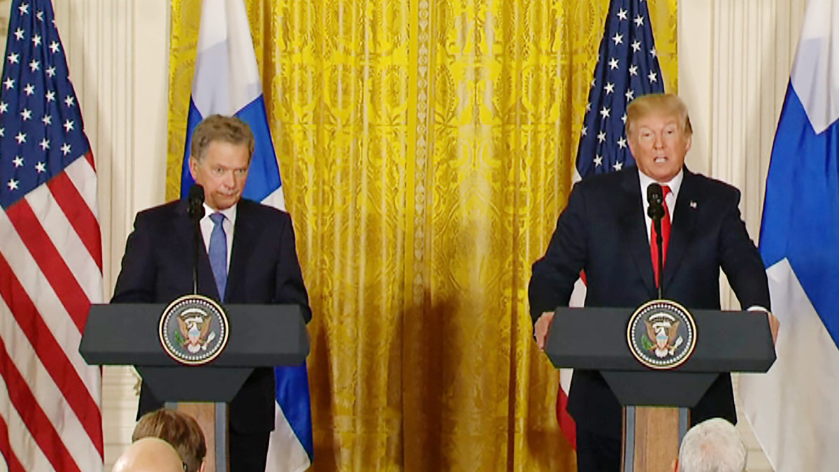 Sauli Niinistö ja Donald Trump tiedotustilaisuudessa Valkoisessa talossa maanantaina.