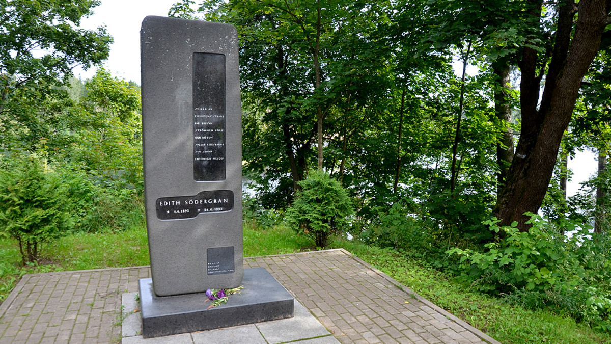 Edith Södergranin muistomerkki Raivolassa Venäjän Karjalassa.