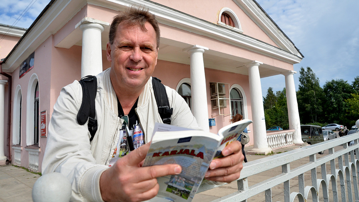 Markus Lehtipuu Raivolan aseman edustalla Venäjän Karjalassa.