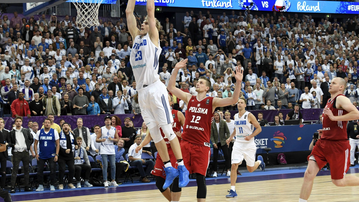 Lauri Markkanen donkkaa.