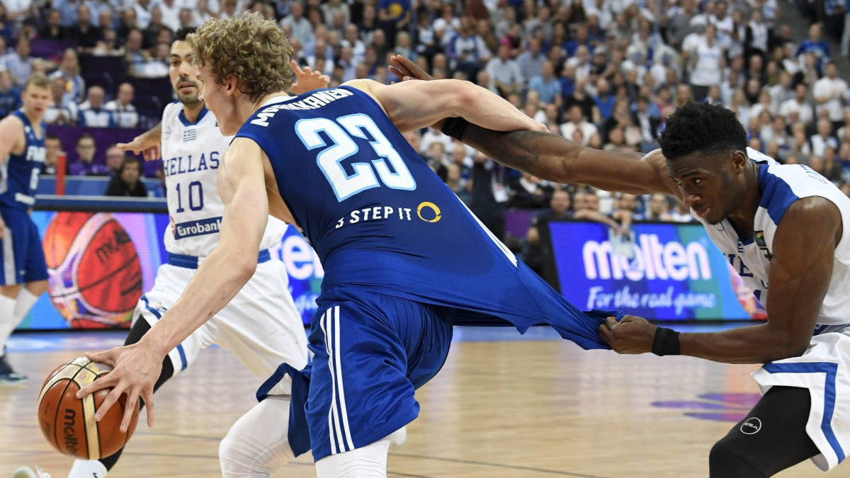 Kreikan Thanasis Antetokounmpo repii Lauri Markkasta paidasta.