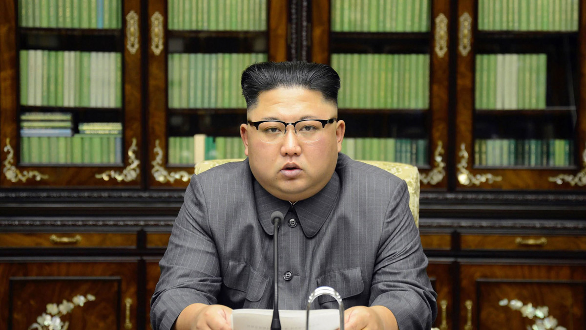Pohjois-Korean uutistoimiston KCNA:n välittämä kuva tiedotustilaisuudessa puhuvasta Kim Jong-unista.