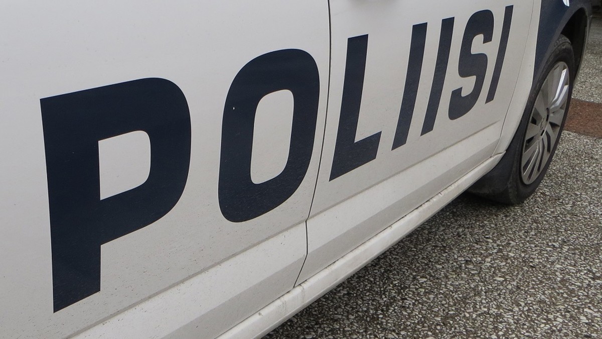 Poliisiauton kylki.
