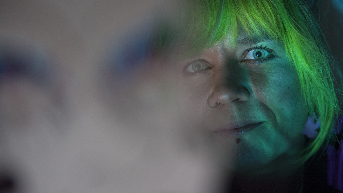 Paula Vilmi työnsä äärellä