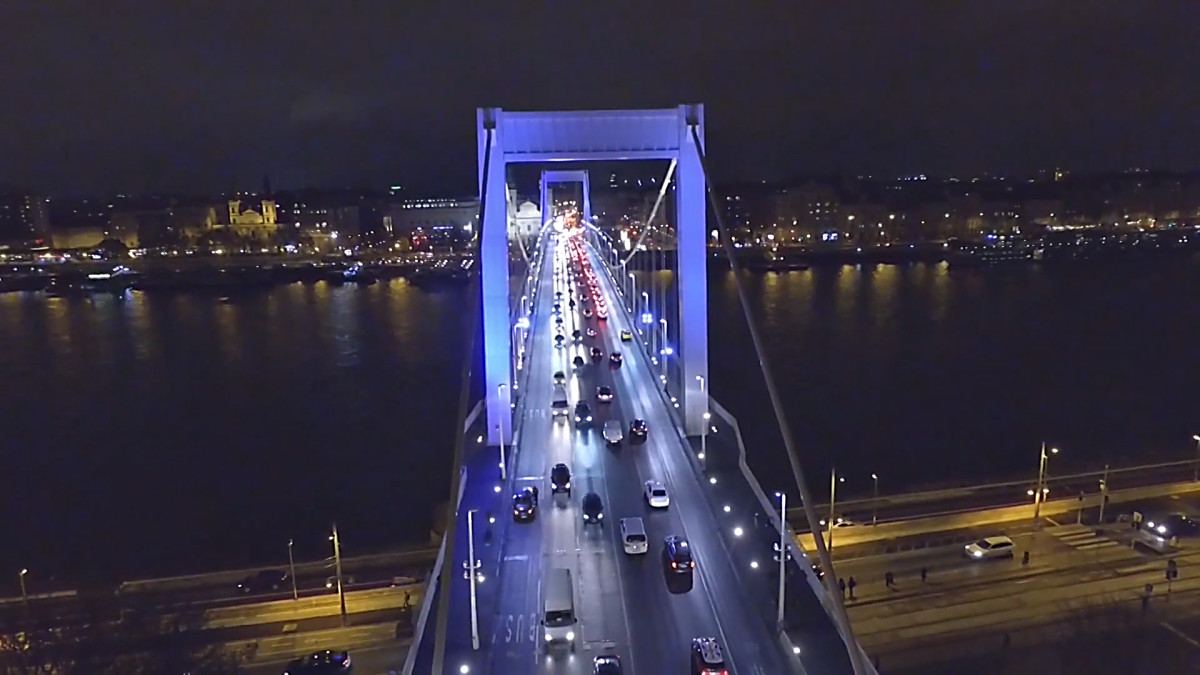 Tonavan ylittävä Elisabetinsilta Budapestissa, Unkarissa.