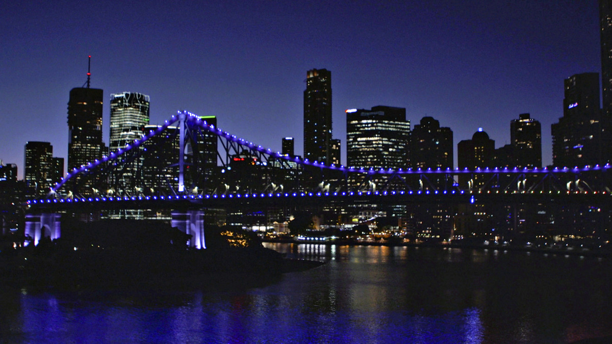 Sinivalkoinen silta Brisbanessa.