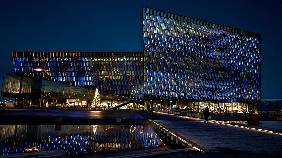 Kuva Reykjavikin Musiikkitalosta Suomen väreissä.