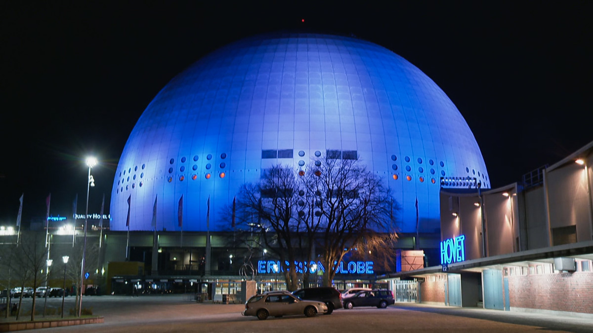 Globen valaistuna Suomen väreillä itsenäisyyspäivän kunniaksi.