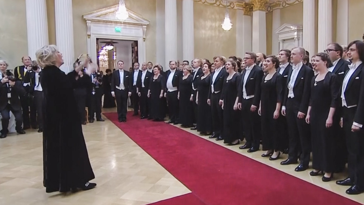 Kuoro laulaa Finlandiaa.