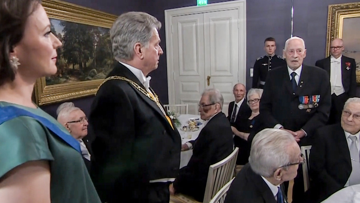 veteraani laulaa presidenttiparille