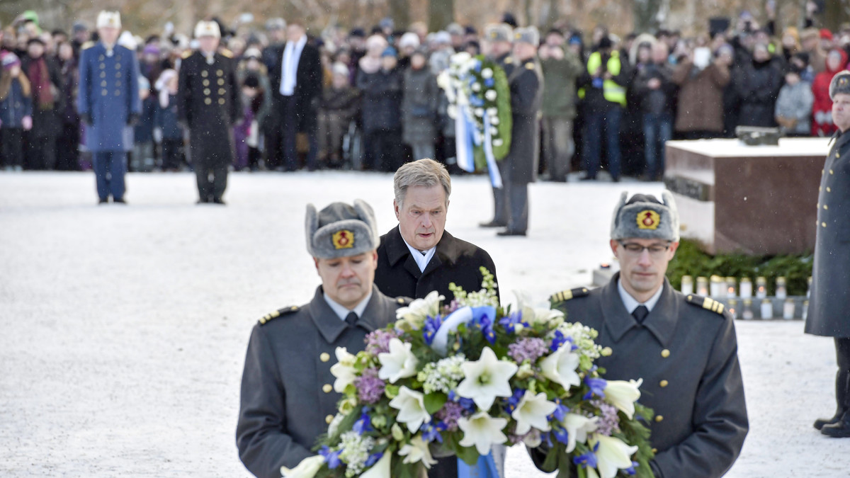 presidentti Sauli Niinistö laski seppeleen Hietaniemen hautausmaan Sankariristillä