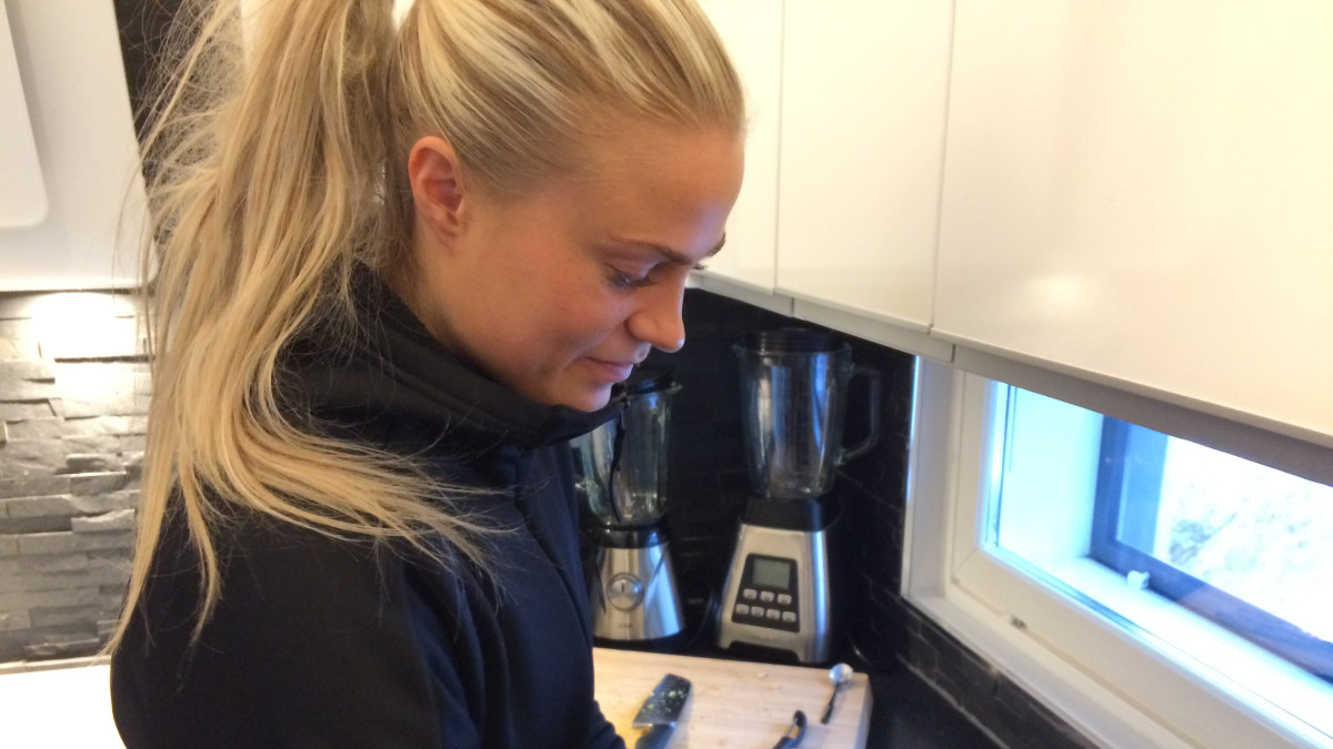 Lotta Harala keittiössään