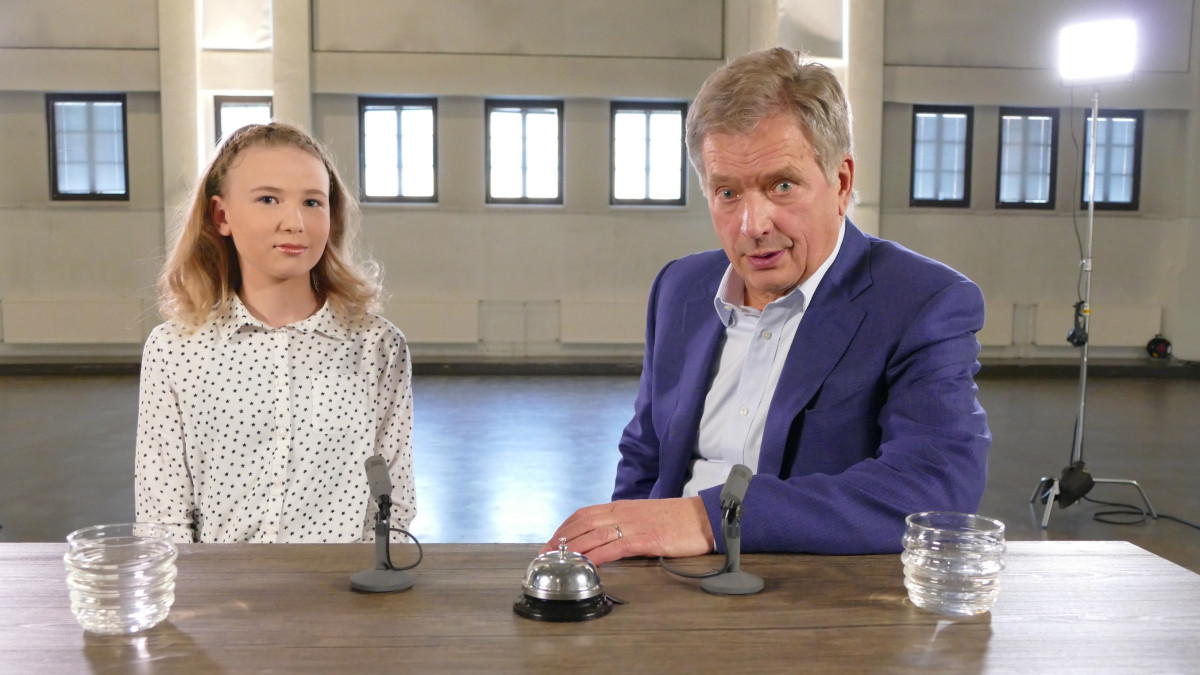Kuvassa nuori uutisluokkalainen ja presidentti Sauli Niinistö.