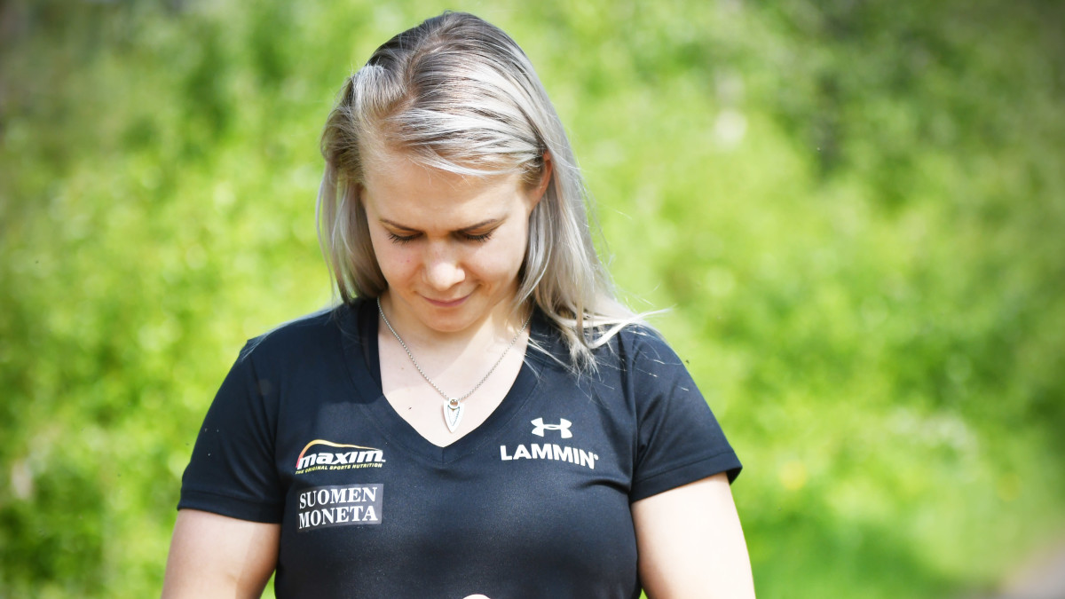 Petra Olli med blommor i handen.