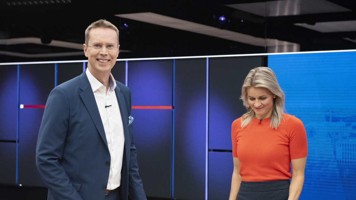 Kuvassa Niklas Wancke ja Milla Madetoja. Kuvattu juuri ennen Yle aamun ensimmäisen lähetyksen alkua