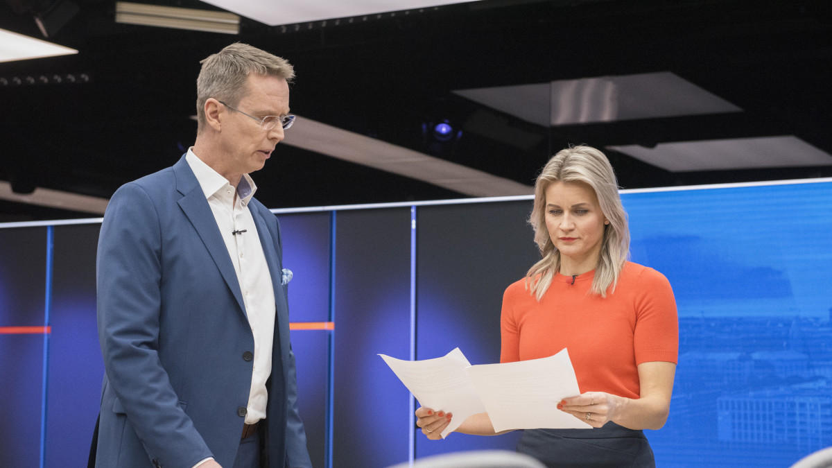 Kuvassa Niklas Wancke ja Milla Madetoja. Kuvattu juuri ennen Yle aamun ensimmäisen lähetyksen alkua