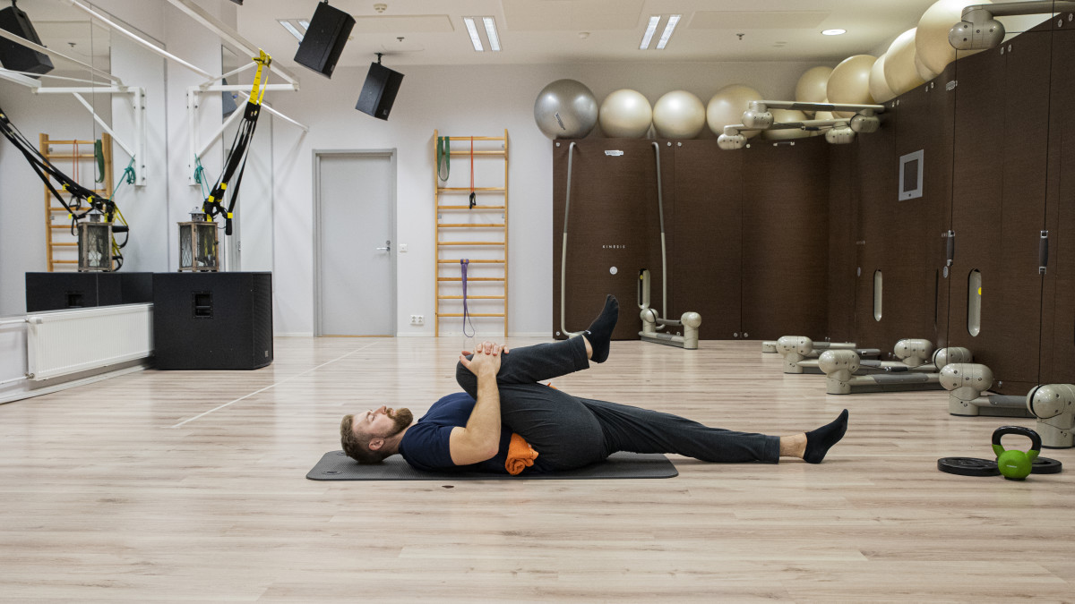 Fysioterapeutti Antti Ruokonen neuvoo kuinka lisätä lonkan liikkuvuutta.