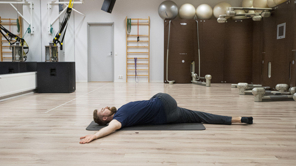 Fysioterapeutti Antti Ruokonen neuvoo kuinka lisätä selän liikkuvuutta.
