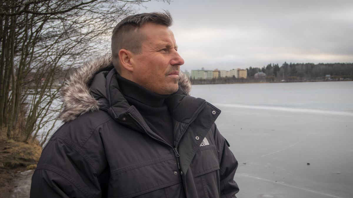 Harri Gustafsberg katselee järvelle