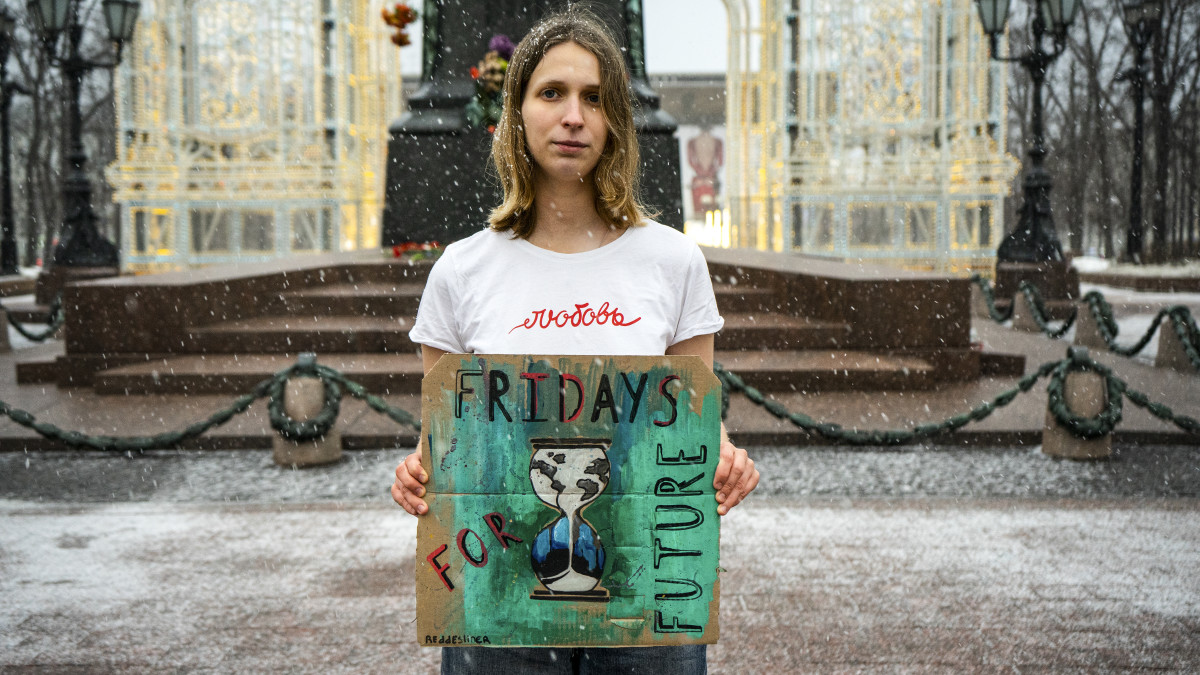 Nainen Fridays for Future -kyltti käsissään.