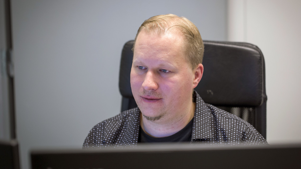 Juha Salander tietokoneen äärellä