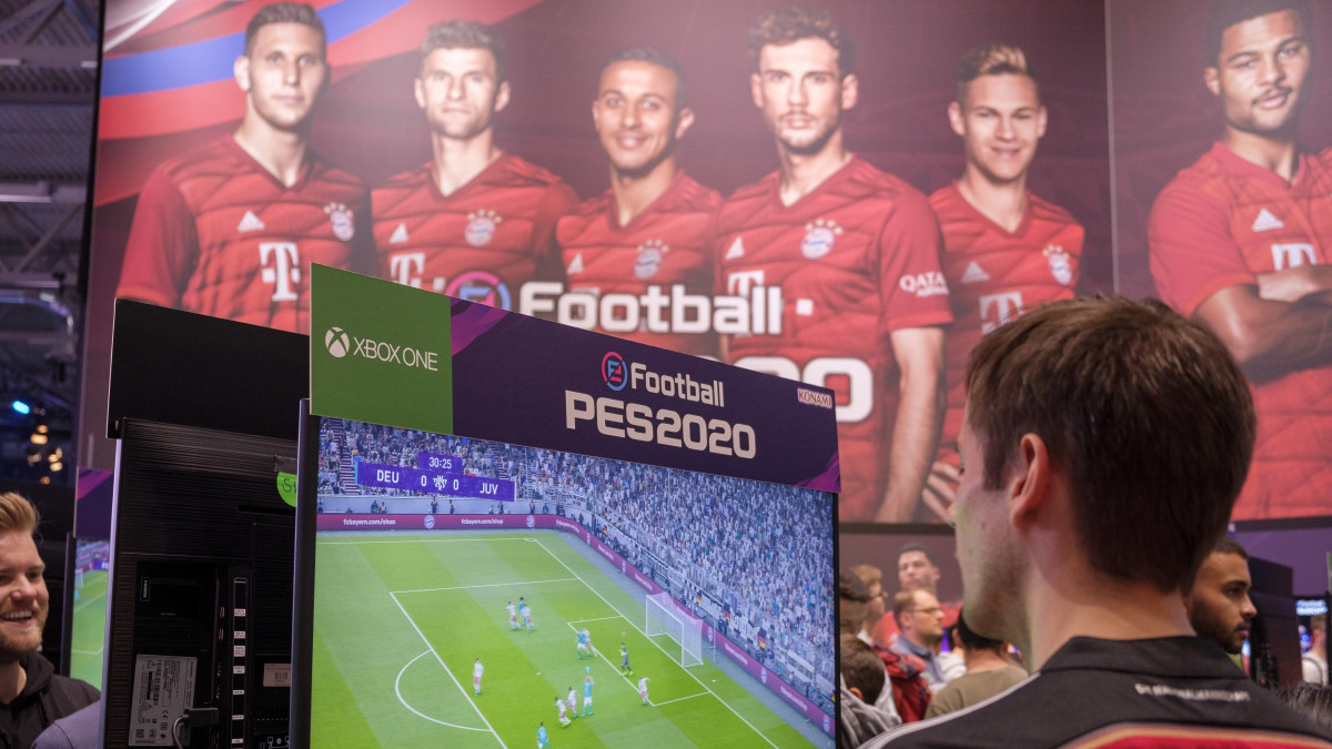 Man spelar PES-spel på Xbox.