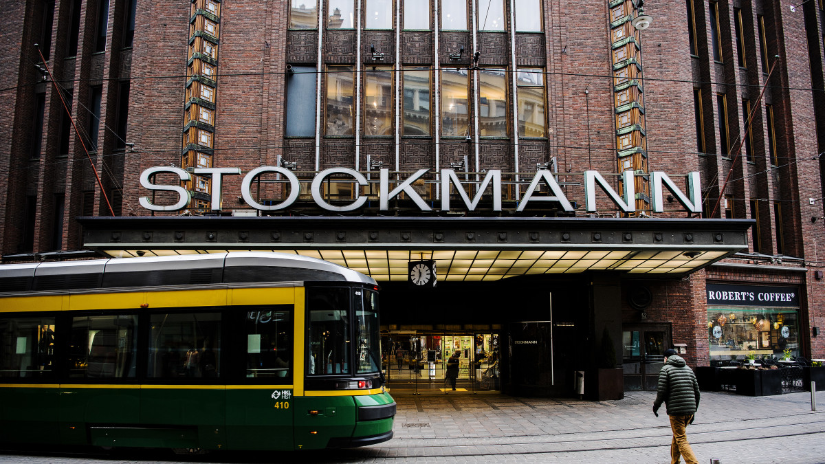 Kuvassa on Stockmannin myymälä Helsingin Aleksanterinkadun ja Mannerheimintien kulmassa.