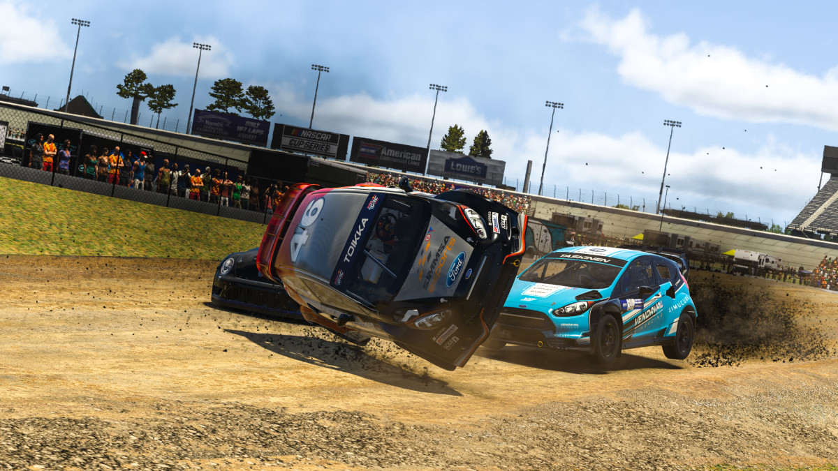 Teemu Toikan rallicross-auto pyörii ympäri iRacing-simulaattorissa.