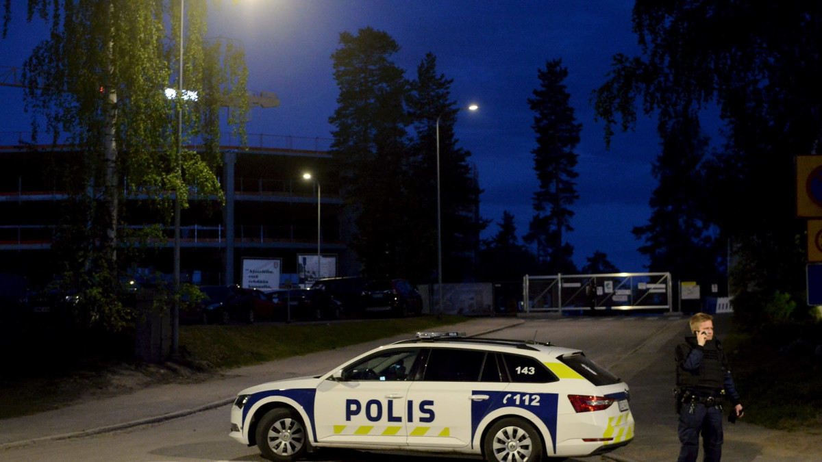 Poliisi ja poliisiauto Espoon Mäkkylässä kuvattuna maanantai-iltana hieman ennen puolta yötä.