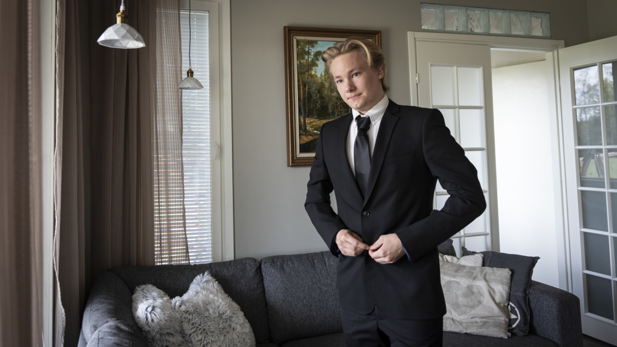 Tuukka Rajala pukee juhla-asua päälleen.