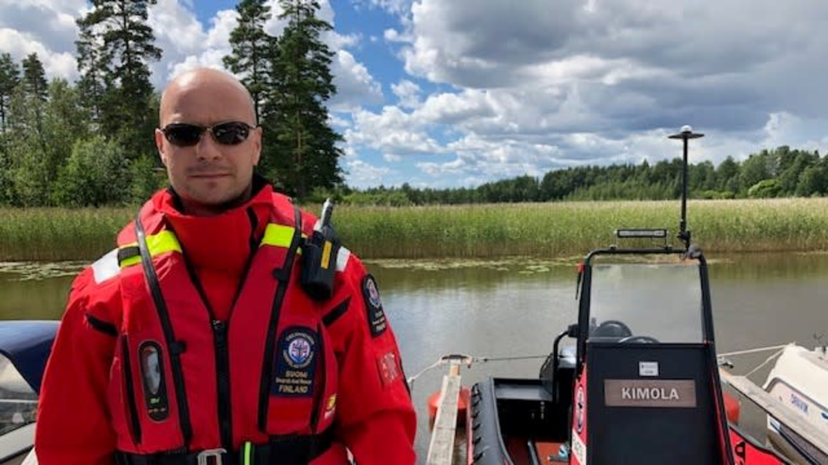Kouvolan järvipelastusaseman vapaaehtoispelastaja Saku Tauriainen seisoo laiturilla pelastusvene Kimolan vieressä Pyhäjärven rannassa
