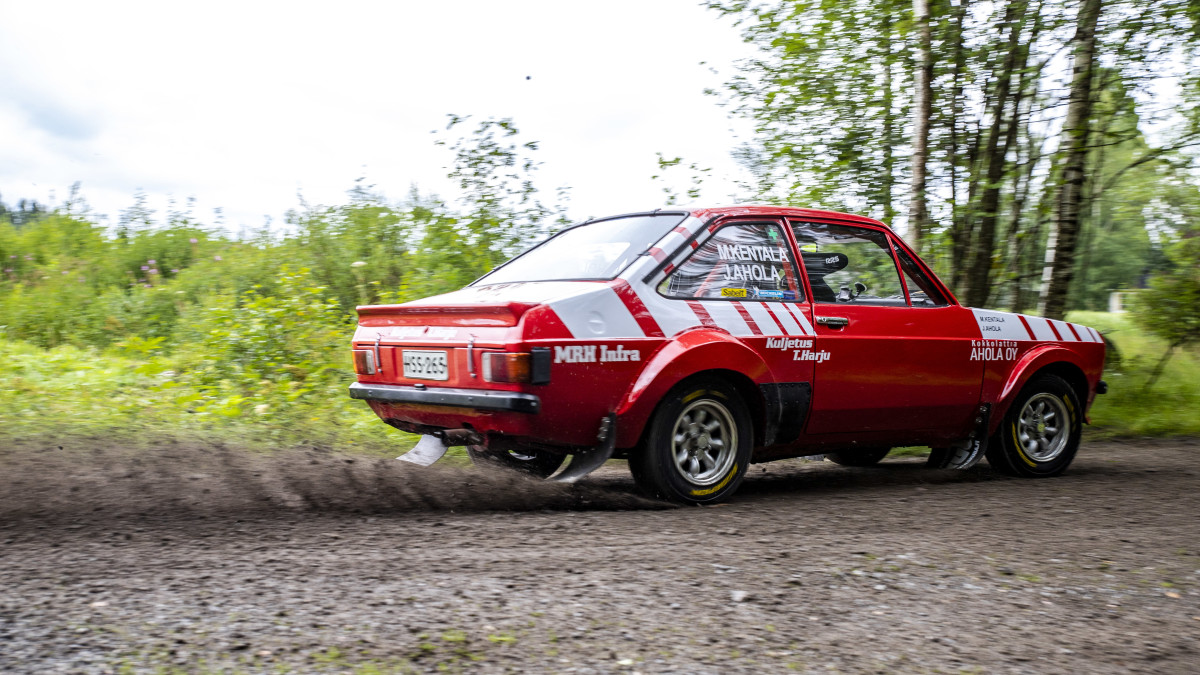 JANI AHOLA, kilpailija ajaa ralli autolla