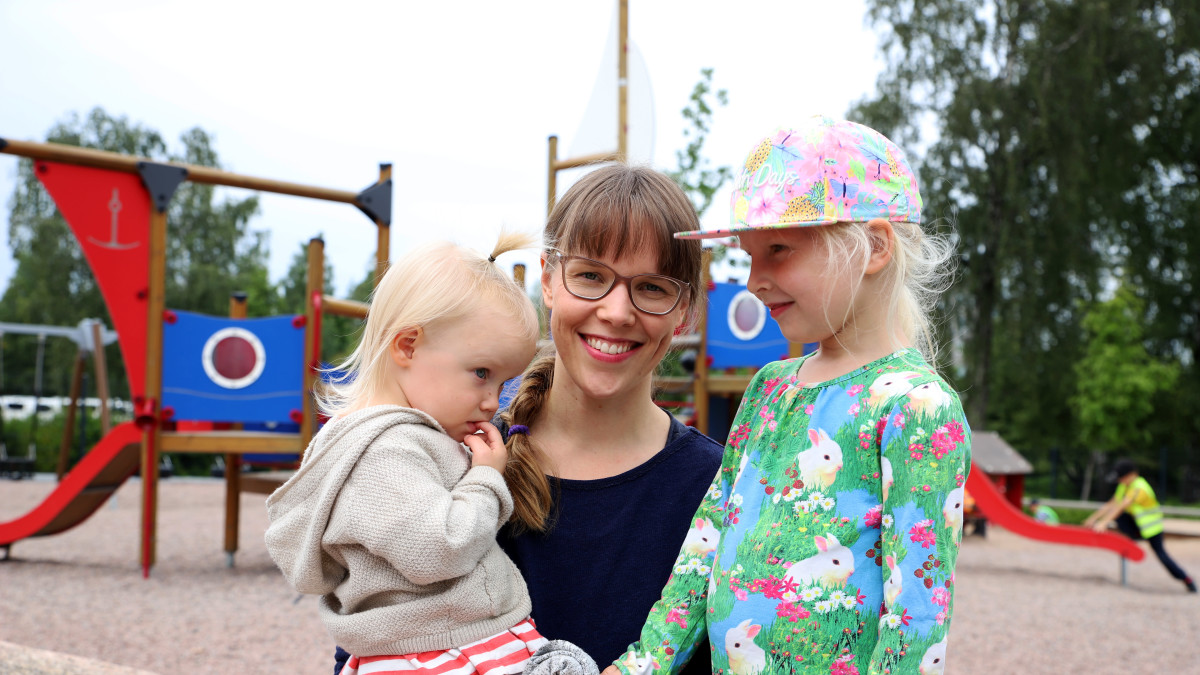 Reetta Lauretsalo lapsiensa kanssa päiväkodin pihalla