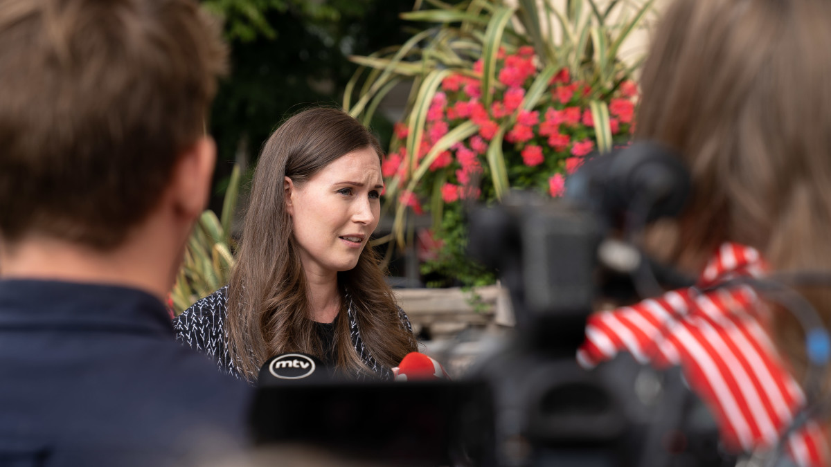 Sanna Marin puhuu lehdistölle.