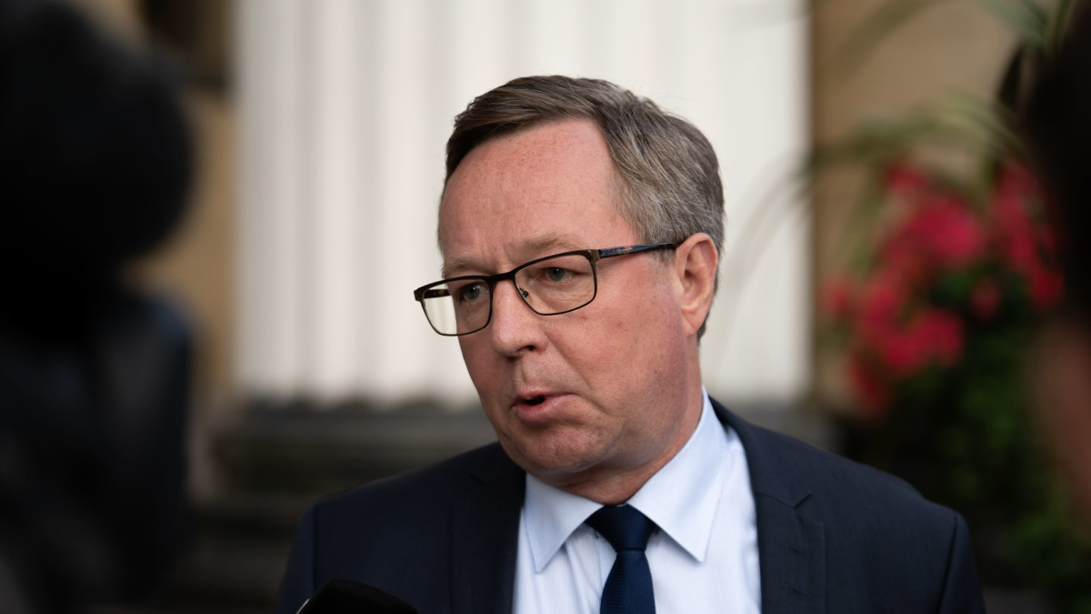 Mika Lintilä puhuu lehdistölle.