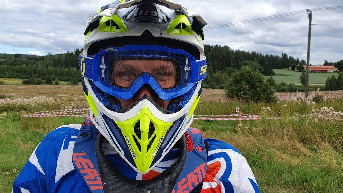 Jonne Halttunen endurokypärä päässä.