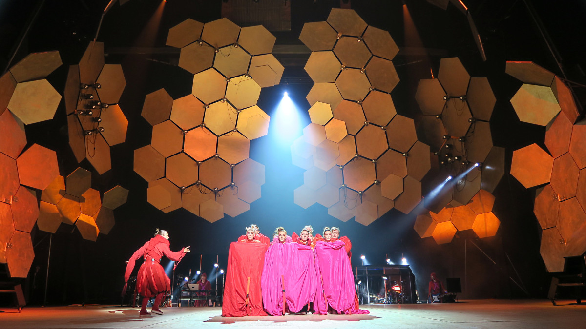Hamlet rock-musikaali Tampereen Työväen Teatterin suurella näyttämöllä
