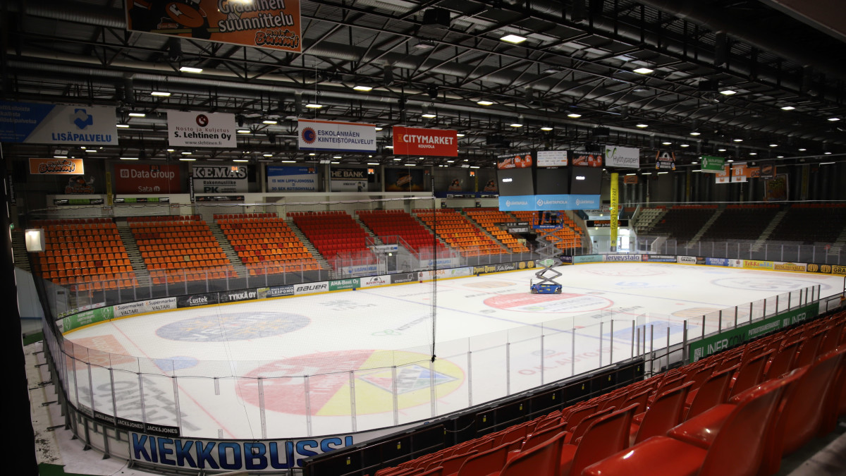 Kouvolan jäähallissa KooKoon jääkiekkokaukalo.