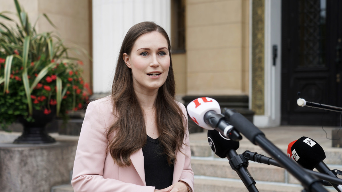 sanna marin säätytalon portailla
