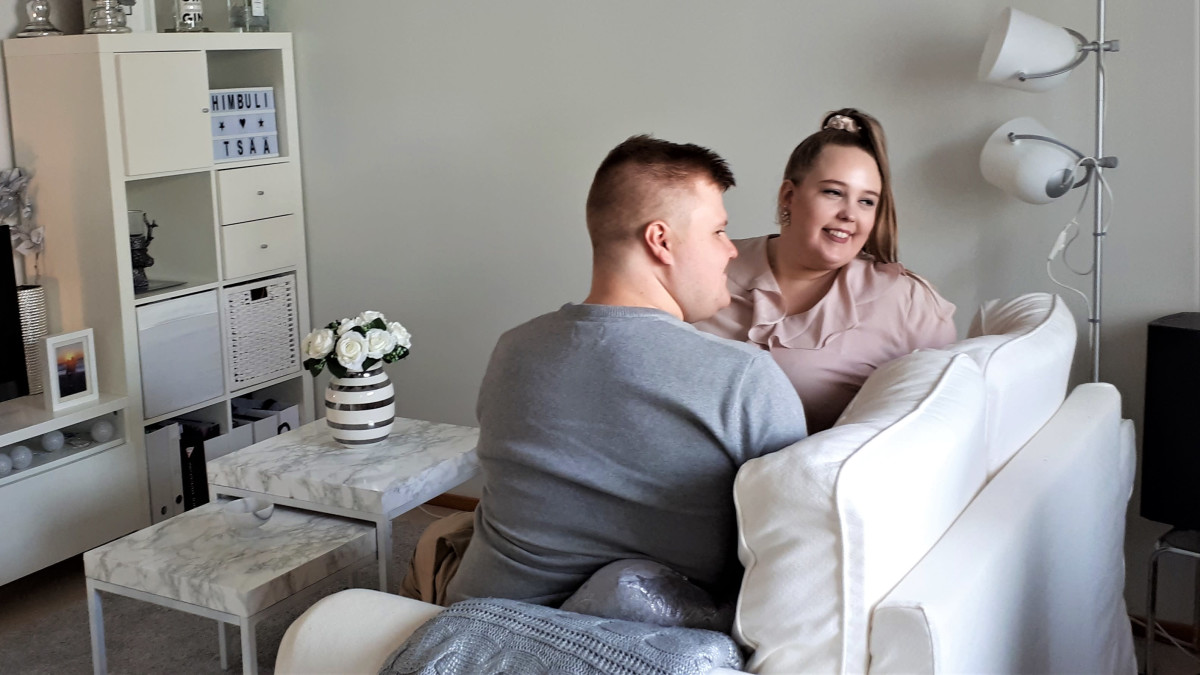 Sandra Kurki ja Onni Pitkänen olohuoneensa sohvalla