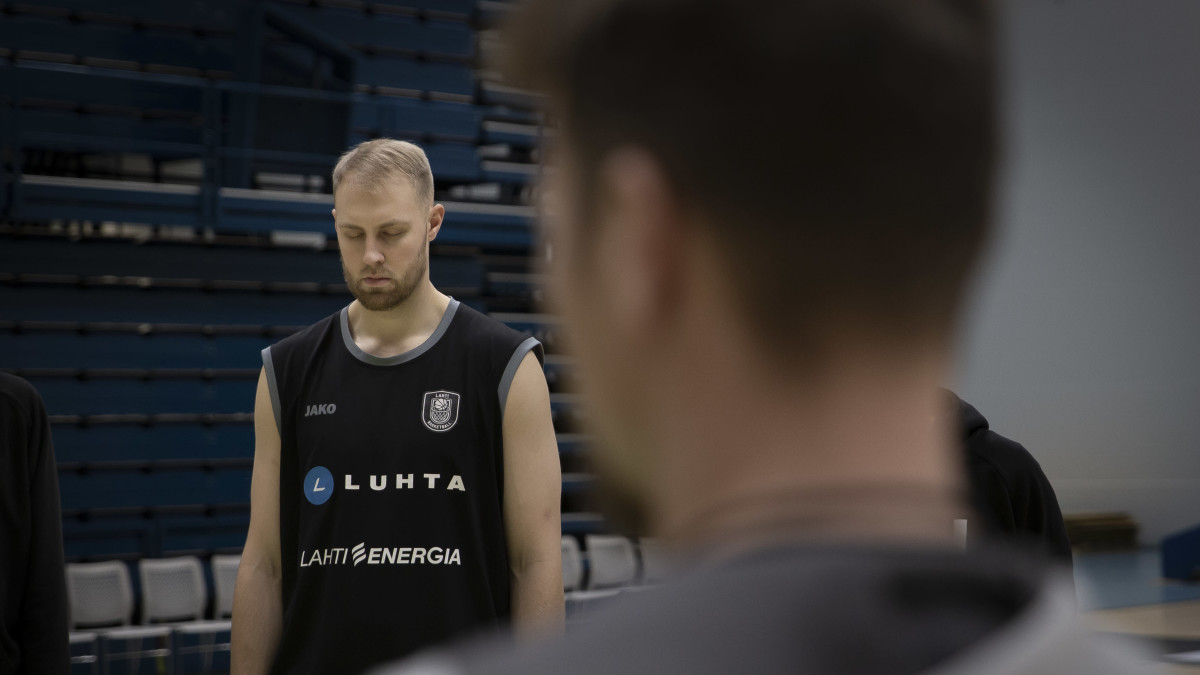 Henri Ventoniemi osallistuu päävalmentaja Pieti Poikola vetäämään Lahti Basketball koripallojoukkueen yhteisee meditaatio hetkeen Lahden suurhallissa.