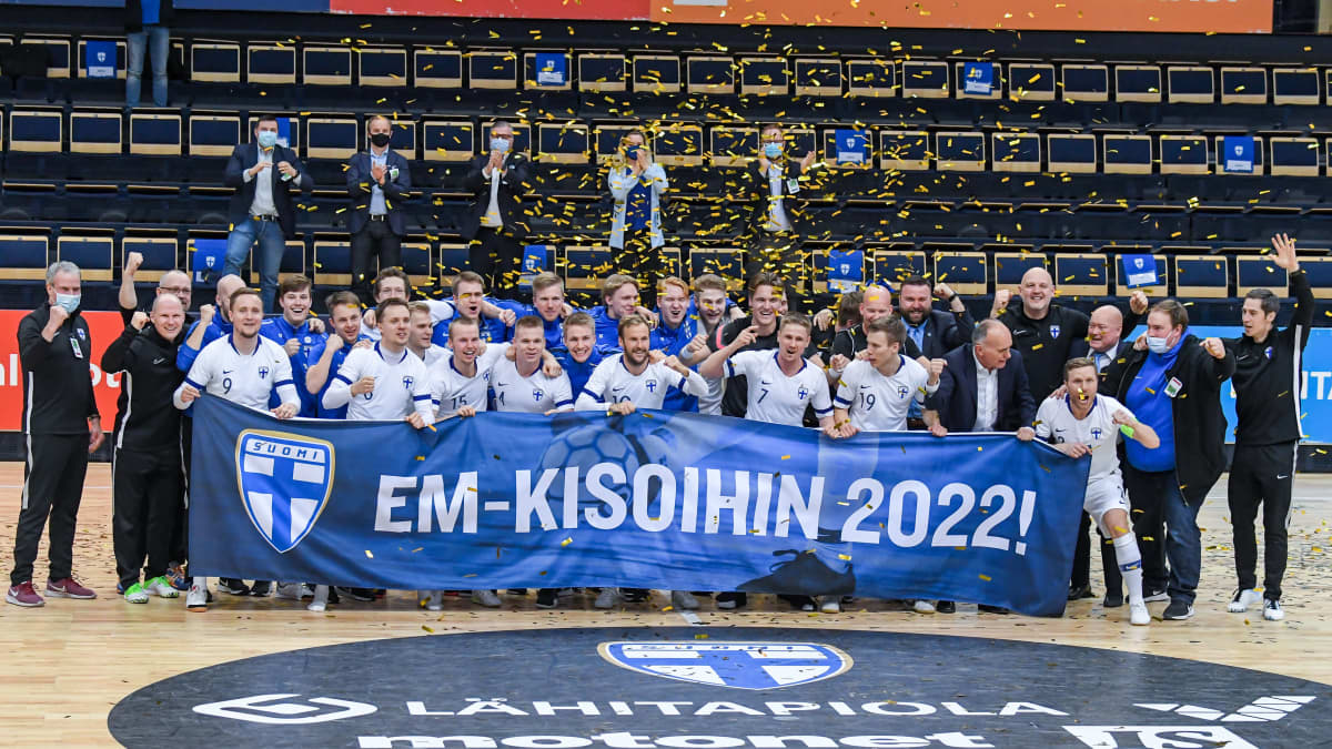 Futsalmaajoukkue pääsi juhlimaan EM-kisapaikkaa huhtikuussa 2021.