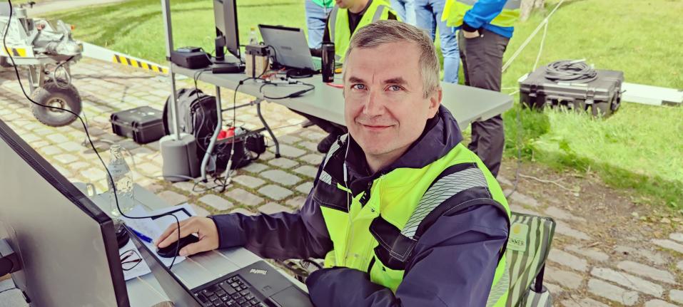 GOF2.0-projektin suomalainen lentoturvallisuusvastaava Jonas Stjernberg seuraamassa Espoon Hanasaaressa droonin lentoa Espoosta Tallinnaan 15.6.2022