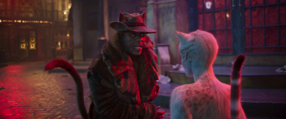 Cats-elokuvan pääpahis Macavity (Idris Elba) ja päähenkilö Victoria (Francesca Hayward) esiintyvät tarinassa, jossa ei ole juurikaan juonta.